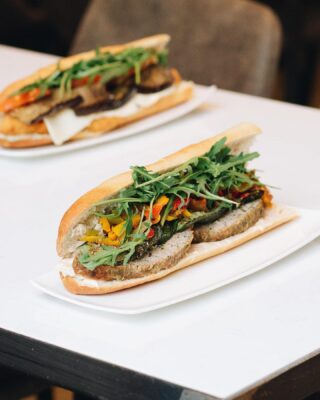 The “Bonne Maman” sandwich - meatloaf, rocket, courgettes, trio of bell peppers and cocktail sauce 🔥

Have a great week! 😘

#thereseetdominique #td #sandwichshop #saladbar #lunchtime #brusselsfood #saintgilles #homemade #takeaway #baguettesandwich #sandwicherie #bonnemaman #meatloaf #paindeviande