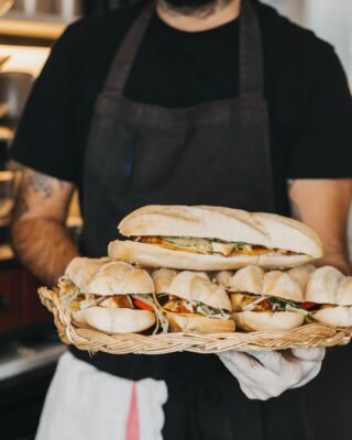 Thérèse et Dominique at your service for lunch: sandwiches, grilled paninis and salad bowls freshly made for you ❤️‍🔥 

Come in or have your food delivered via Deliveroo, Ubereats or Takeaway.com 🙌 

#thereseetdominique #sandwicherie #snack #saladbar #lunchspot #sandwichshop #lunchtime #brusselsfood #saintgilles #homemade #takeaway #baguettesandwich #freshlymade