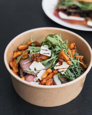 Customise your own salad bowl with ingredients that you like only 🤗 

Bon appétit! 🤤

#td #thereseetdominique #sandwicherie #snack #saladbar #lunchspot #sandwichshop #lunchtime#brusselsfood #saintgilles #homemade #takeaway #baguettesandwich #freshlymade #colourfullunch #customsalad